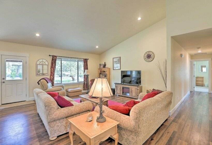 Welcoming Redmond Home W/ Grill, Near Trails!