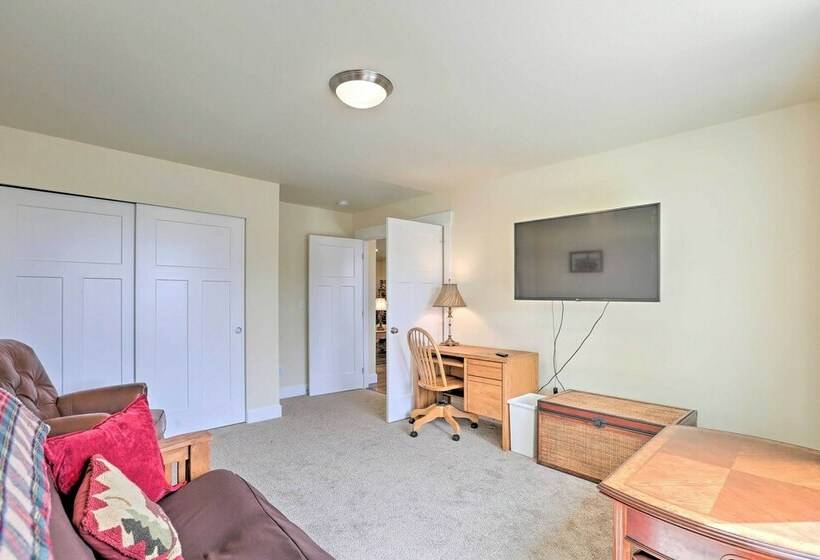 Welcoming Redmond Home W/ Grill, Near Trails!