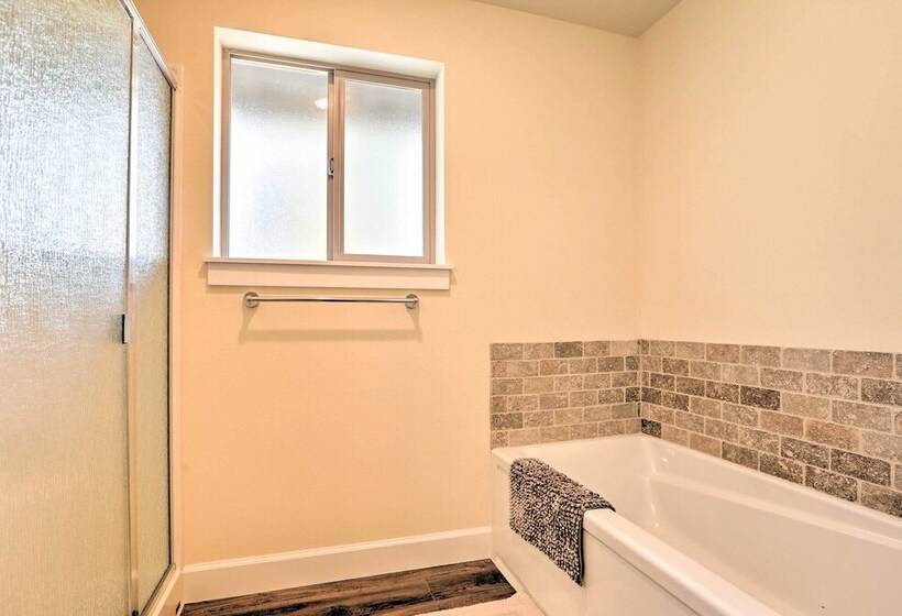 Welcoming Redmond Home W/ Grill, Near Trails!