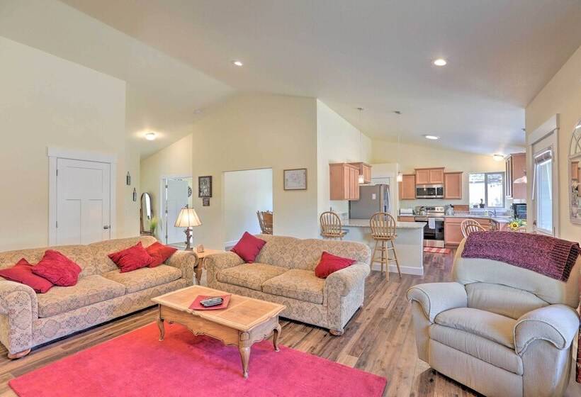 Welcoming Redmond Home W/ Grill, Near Trails!