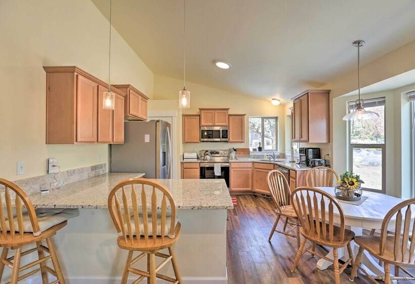 Welcoming Redmond Home W/ Grill, Near Trails!
