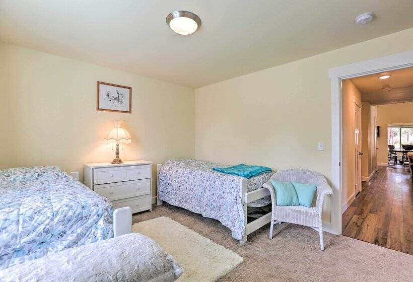 Welcoming Redmond Home W/ Grill, Near Trails!