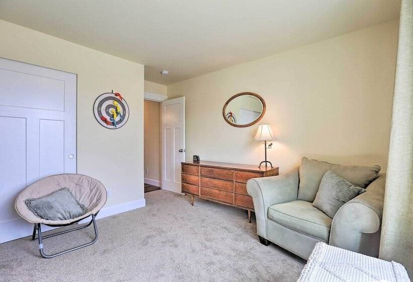 Welcoming Redmond Home W/ Grill, Near Trails!