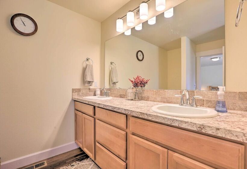 Welcoming Redmond Home W/ Grill, Near Trails!