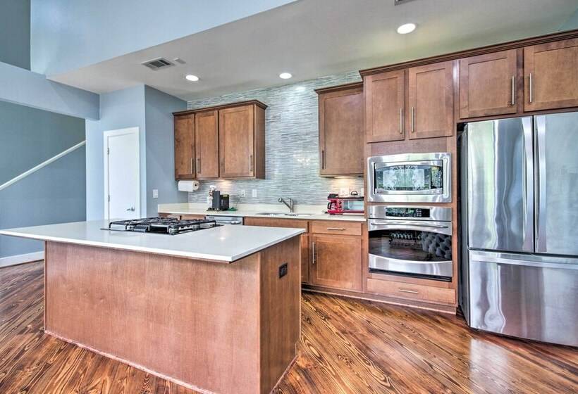 Well Appointed Houston Home: 1 Mile To Midtown!