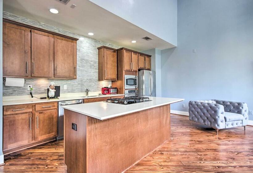 Well Appointed Houston Home: 1 Mile To Midtown!