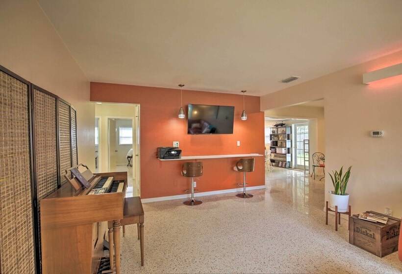 Well Appointed Tampa Home: 4 Mi To Usf Campus