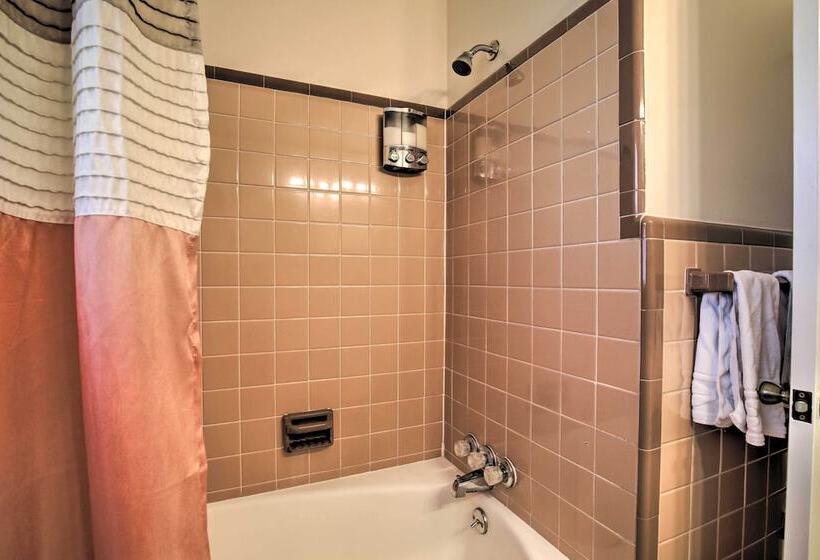 Well Appointed Tampa Home: 4 Mi To Usf Campus