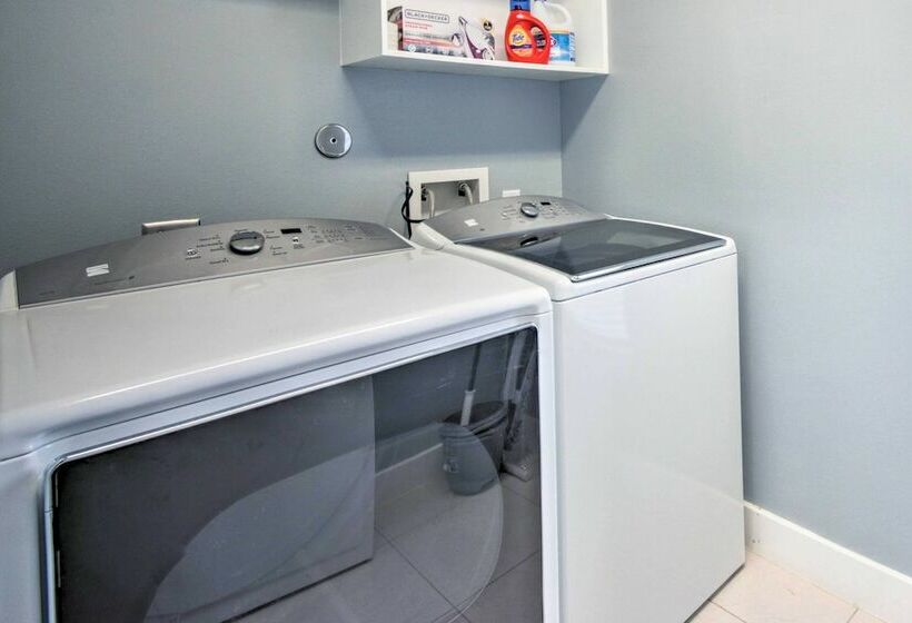 Well Appointed Houston Home: 1 Mile To Midtown!