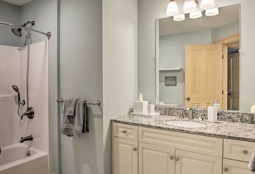 White Mountain Home Near Lakes & Kancamagus Hwy!