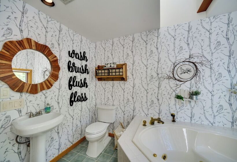 Wilmington Retreat W/ Deck, Lake Views & Game Room