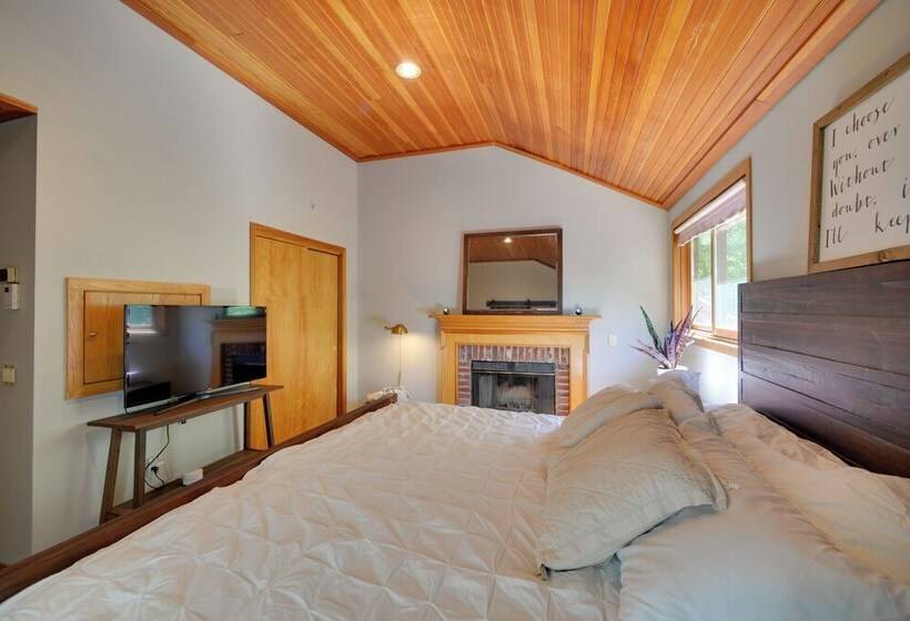 Wilmington Retreat W/ Deck, Lake Views & Game Room