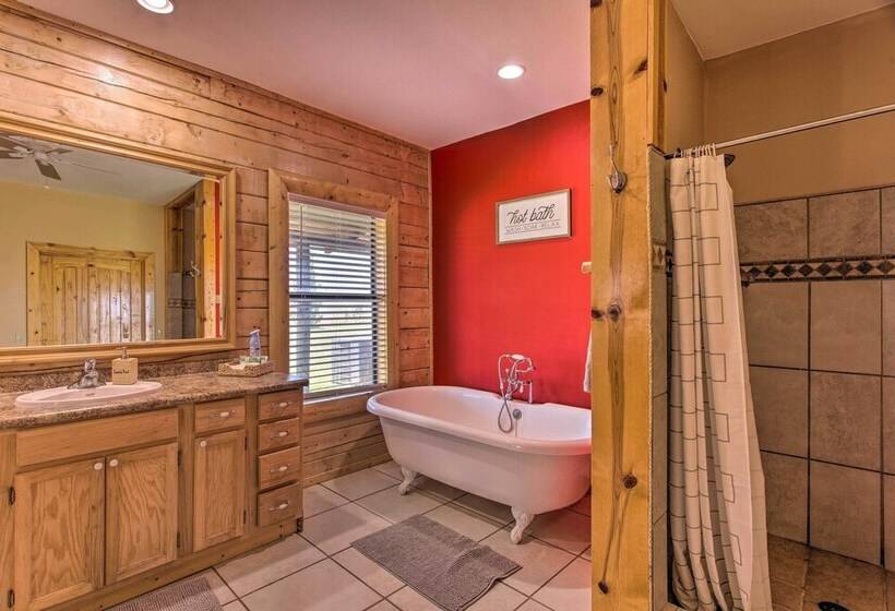 11 Acre Krum Cabin W/ Jungle Gym & Sand Volleyball