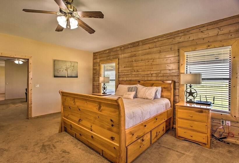 11 Acre Krum Cabin W/ Jungle Gym & Sand Volleyball