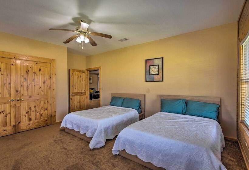 11 Acre Krum Cabin W/ Jungle Gym & Sand Volleyball