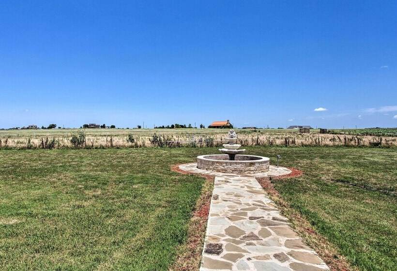 11 Acre Krum Cabin W/ Jungle Gym & Sand Volleyball