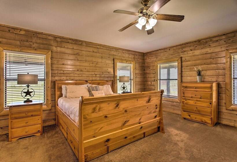 11 Acre Krum Cabin W/ Jungle Gym & Sand Volleyball