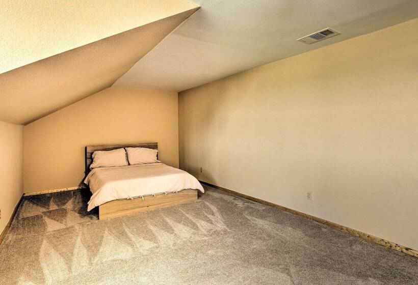 11 Acre Krum Cabin W/ Jungle Gym & Sand Volleyball