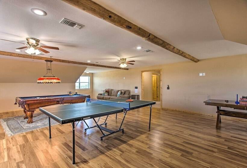 11 Acre Krum Cabin W/ Jungle Gym & Sand Volleyball