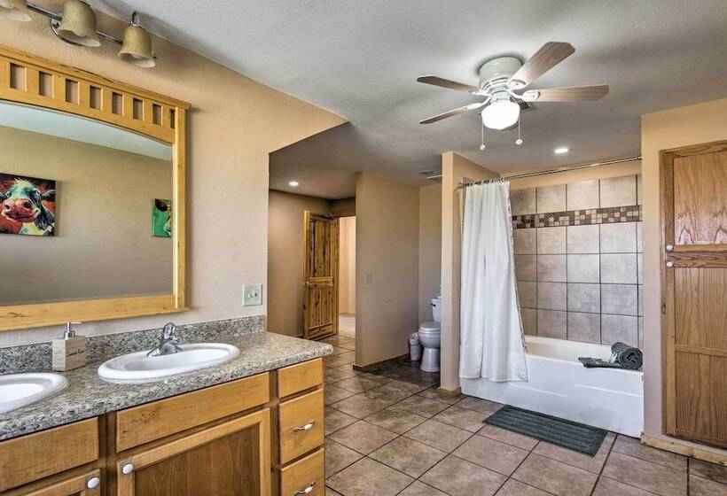 11 Acre Krum Cabin W/ Jungle Gym & Sand Volleyball