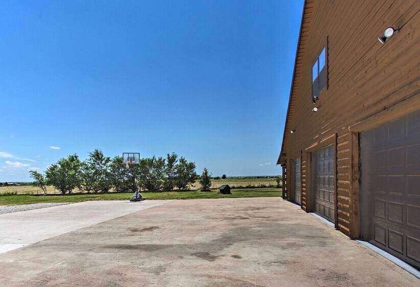 11 Acre Krum Cabin W/ Jungle Gym & Sand Volleyball