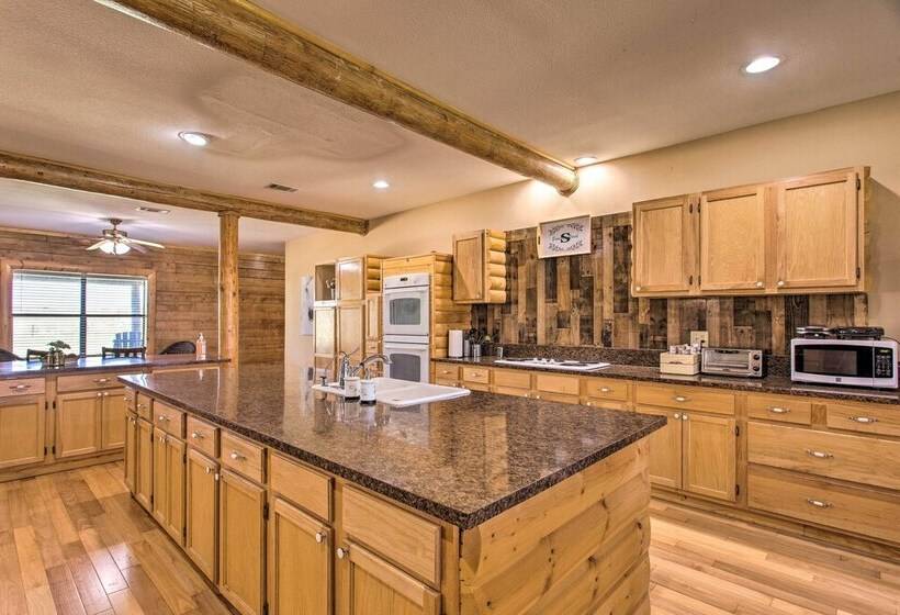 11 Acre Krum Cabin W/ Jungle Gym & Sand Volleyball