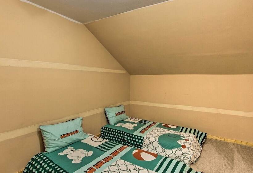 11 Acre Krum Cabin W/ Jungle Gym & Sand Volleyball