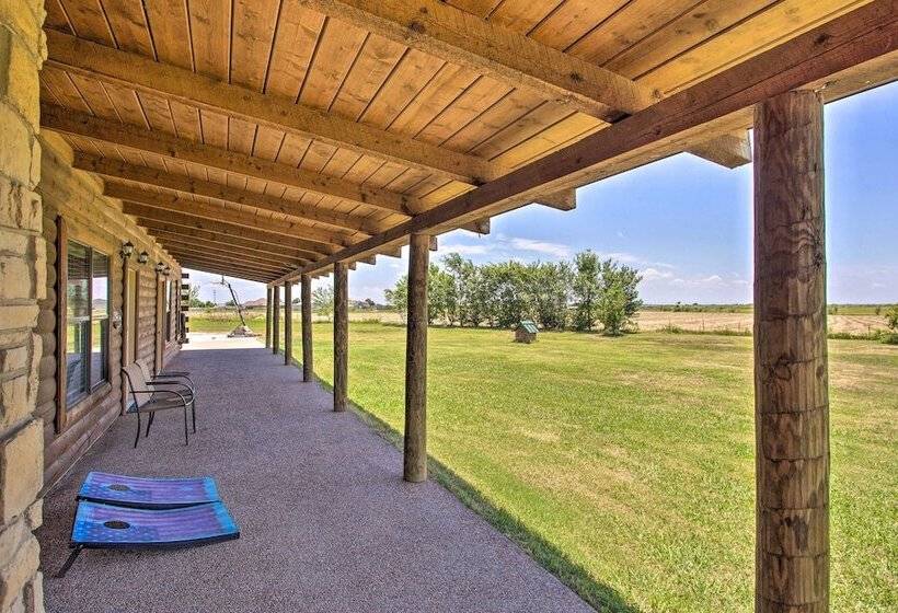 11 Acre Krum Cabin W/ Jungle Gym & Sand Volleyball