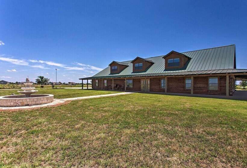 11 Acre Krum Cabin W/ Jungle Gym & Sand Volleyball