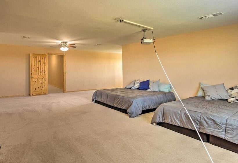 11 Acre Krum Cabin W/ Jungle Gym & Sand Volleyball