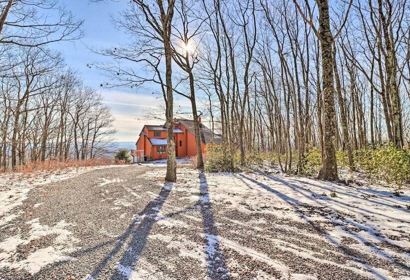 Albrightsville Home: Deck + Panoramic Valley View!