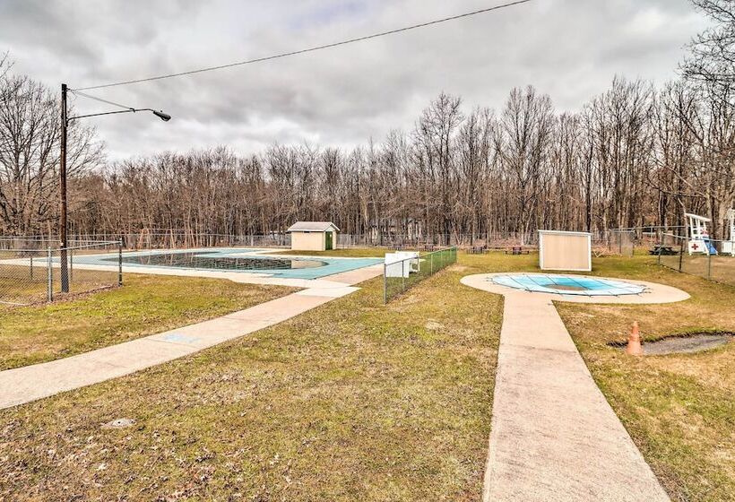 Albrightsville Retreat W/ Community Pool & Hot Tub