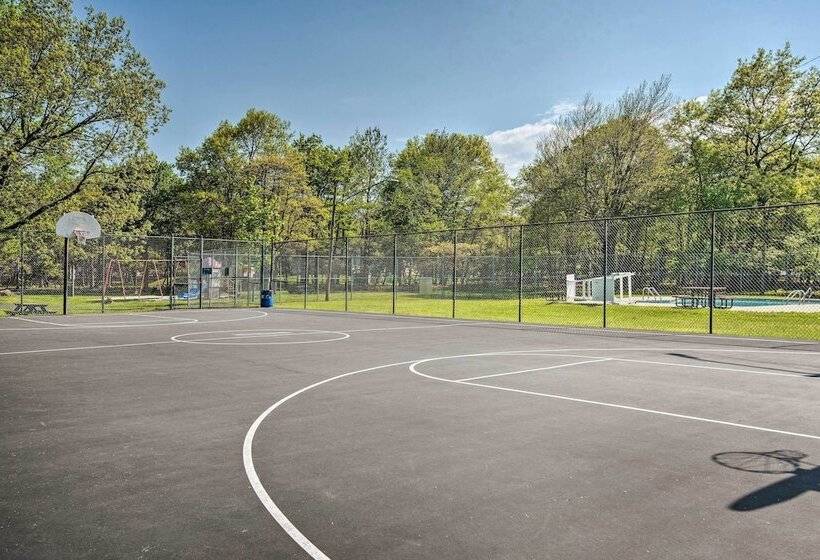 Albrightsville Retreat W/ Community Pool & Hot Tub