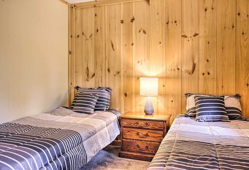 Albrightsville Retreat W/ Community Pool & Hot Tub