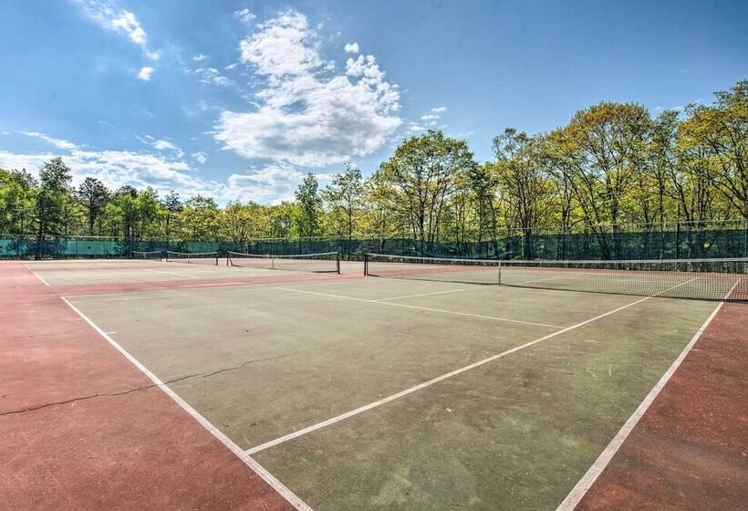 Albrightsville Retreat W/ Community Pool & Hot Tub