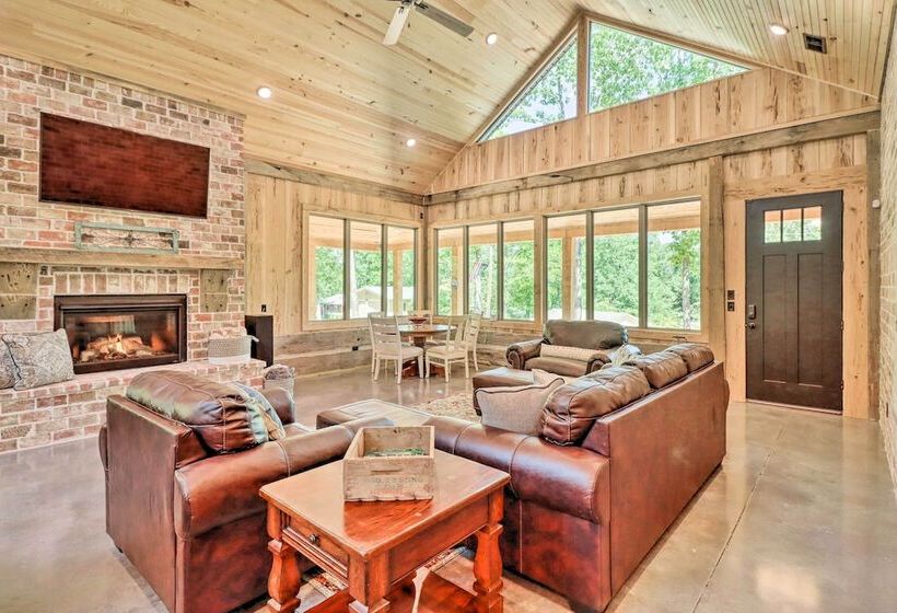 All Encompassing Lakehouse W/ Modern Accents!