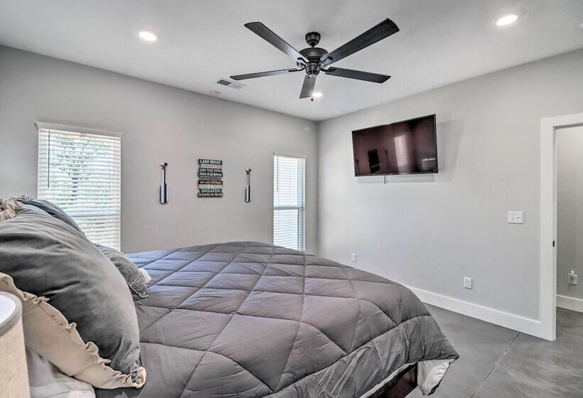 All Encompassing Lakehouse W/ Modern Accents!