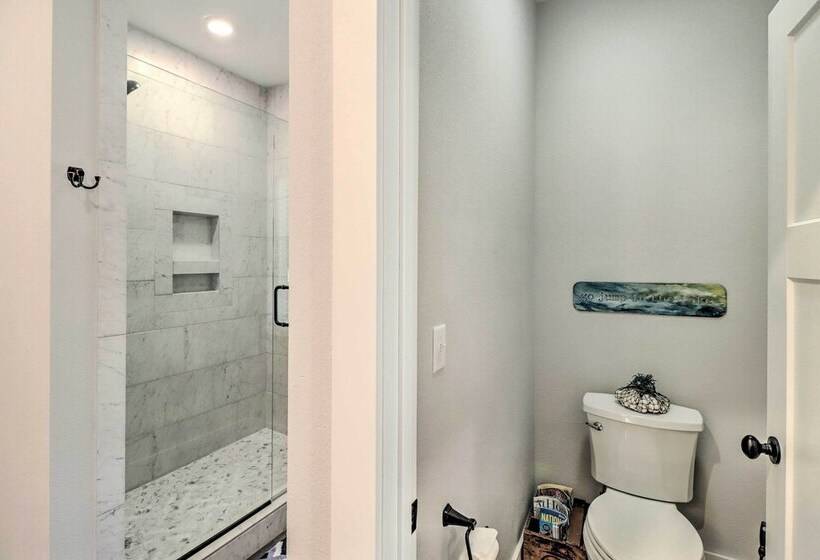 All Encompassing Lakehouse W/ Modern Accents!