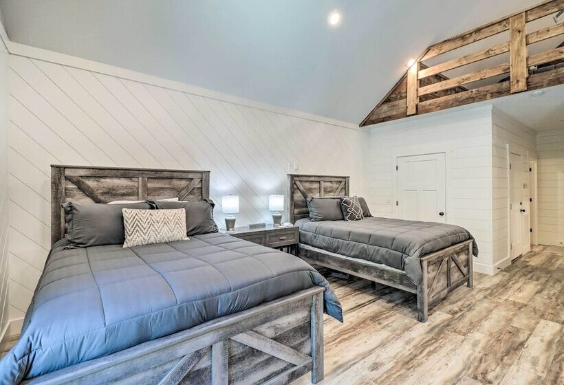 All Encompassing Lakehouse W/ Modern Accents!