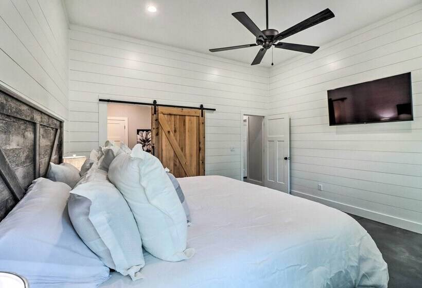 All Encompassing Lakehouse W/ Modern Accents!