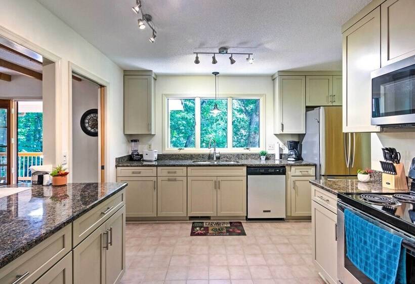 Arden Vacation Rental W/ Private Hot Tub & Grill!