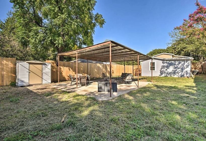 1 Mi To Uta: Arlington Elm Cottage W/ Fenced Yard