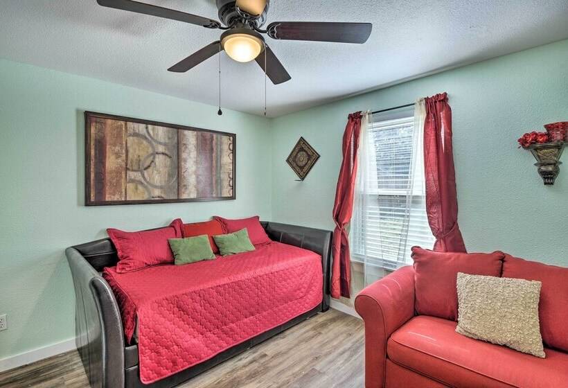 1 Mi To Uta: Arlington Elm Cottage W/ Fenced Yard