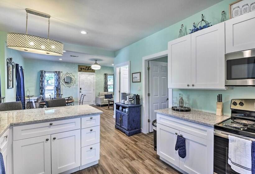 1 Mi To Uta: Arlington Elm Cottage W/ Fenced Yard