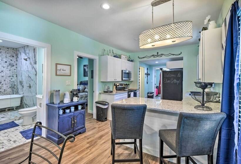 1 Mi To Uta: Arlington Elm Cottage W/ Fenced Yard