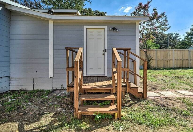 1 Mi To Uta: Arlington Elm Cottage W/ Fenced Yard