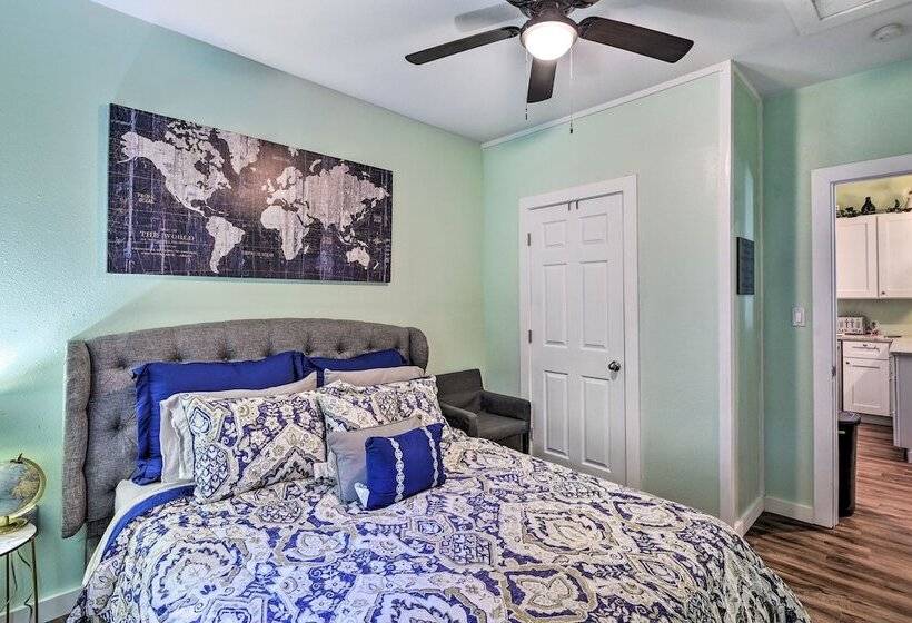 1 Mi To Uta: Arlington Elm Cottage W/ Fenced Yard