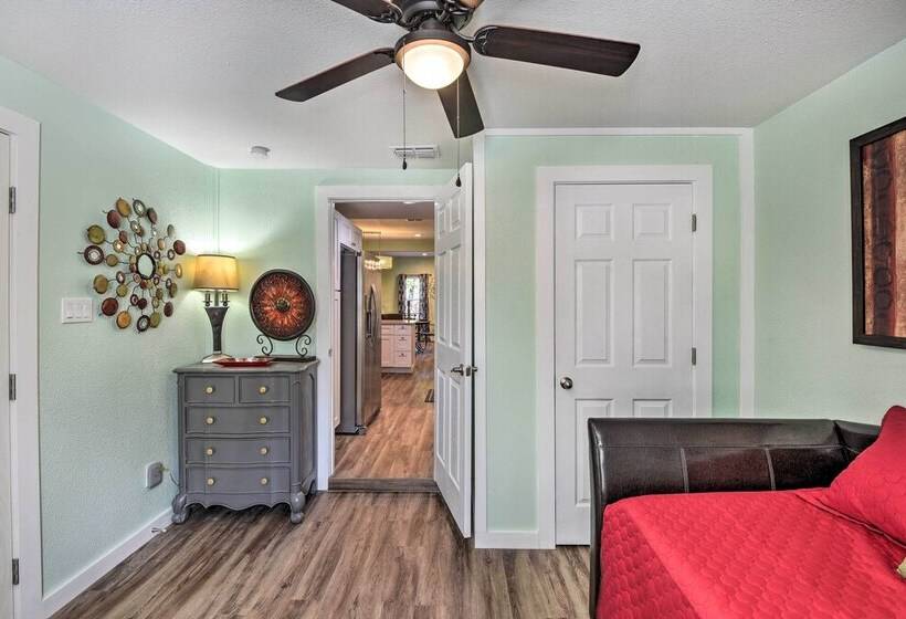 1 Mi To Uta: Arlington Elm Cottage W/ Fenced Yard