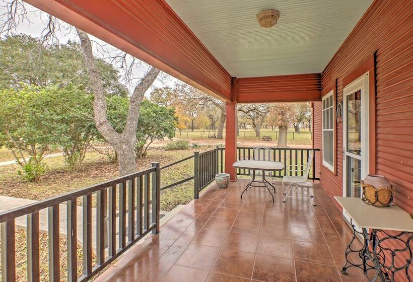 August Schmidt  Fredericksburg Cottage W/ Hot Tub