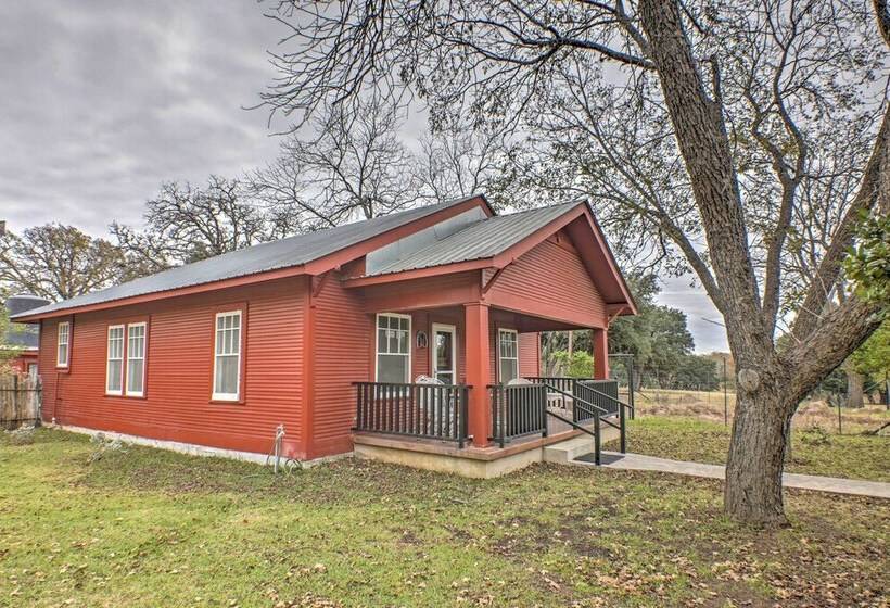 August Schmidt  Fredericksburg Cottage W/ Hot Tub